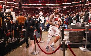 小贾巴里：原本以为亚当斯很内敛 但他其实很健谈 是个领导者