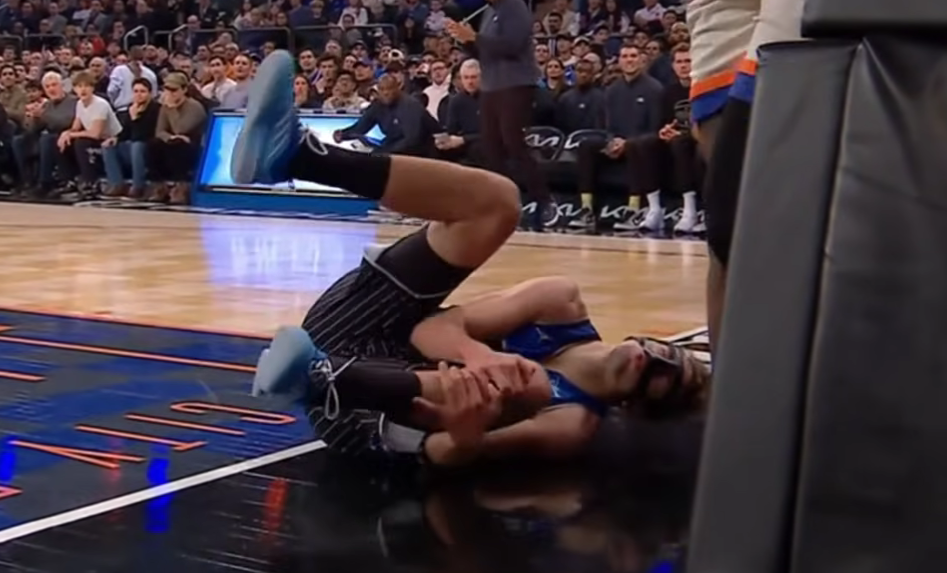 yl23455永利官网-小瓦格纳重伤！尝试空接遭对手犯规摔倒 左腿无法承重被搀扶离场